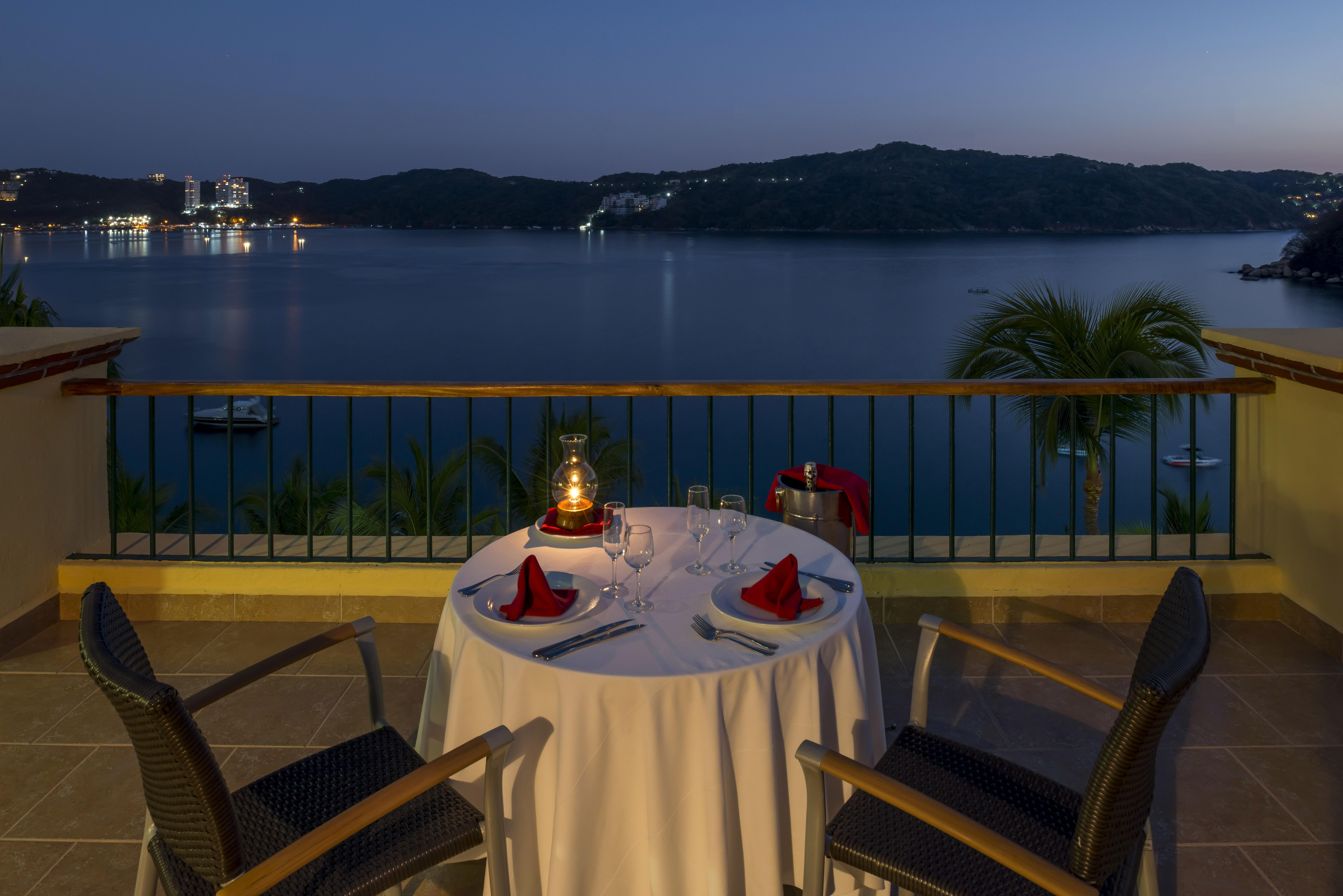 Camino Real Acapulco Diamante Exterior foto A table set for dinner