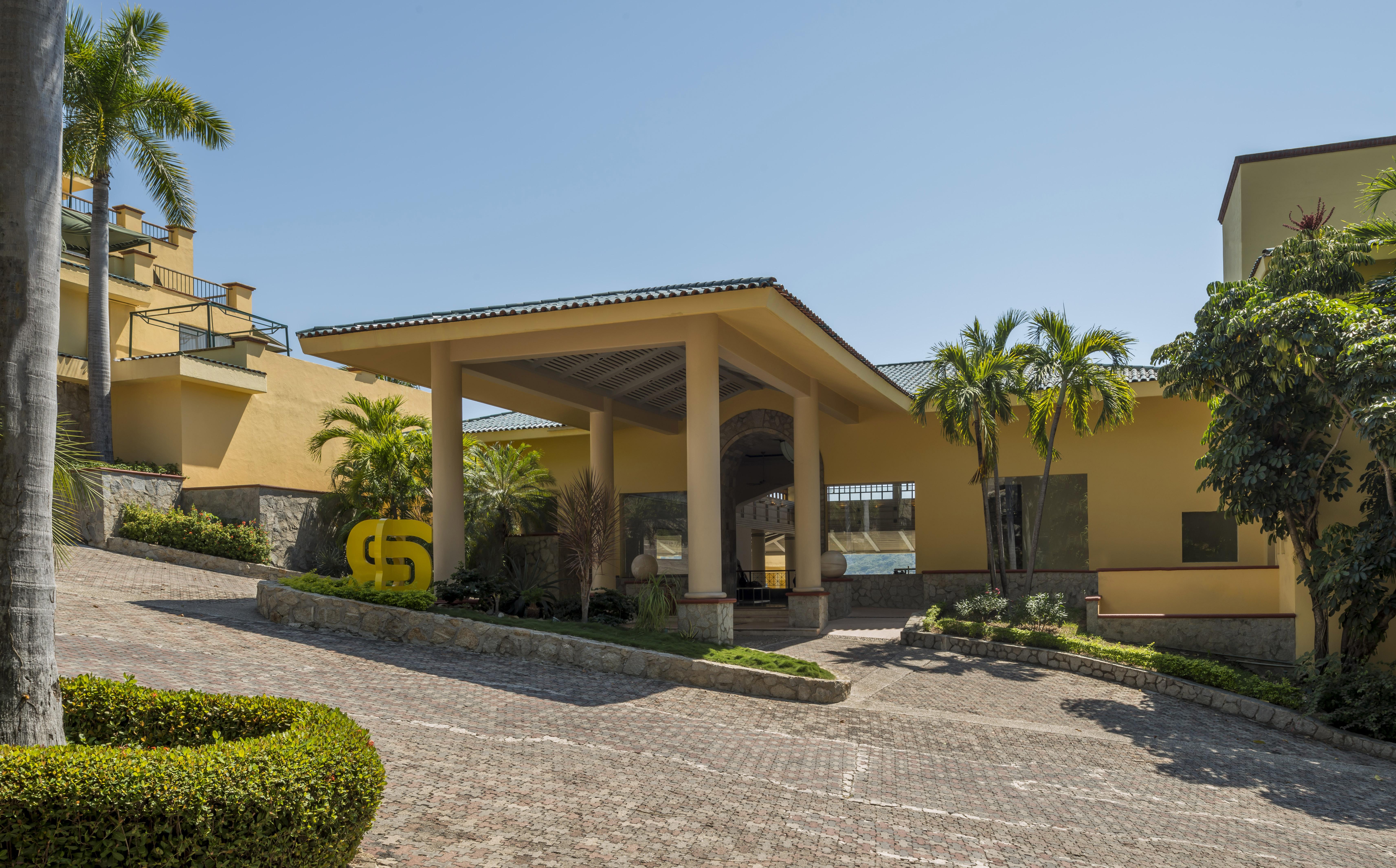 Camino Real Acapulco Diamante Exterior foto Entrance to the hotel