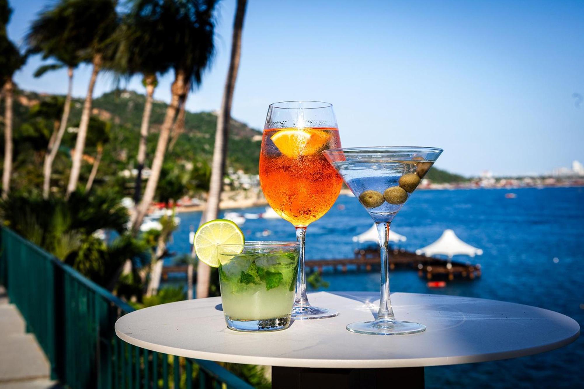 Camino Real Acapulco Diamante Exterior foto Cocktails at the beach