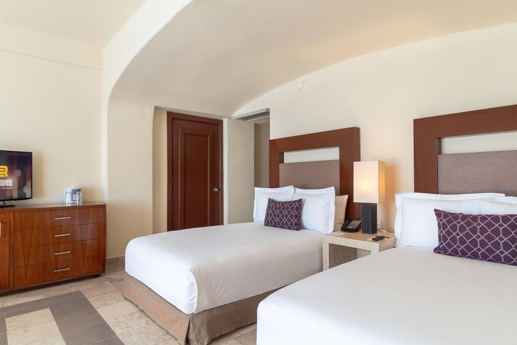 Camino Real Acapulco Diamante Exterior foto A guest room at the Hilton Vallarta Bay Resort