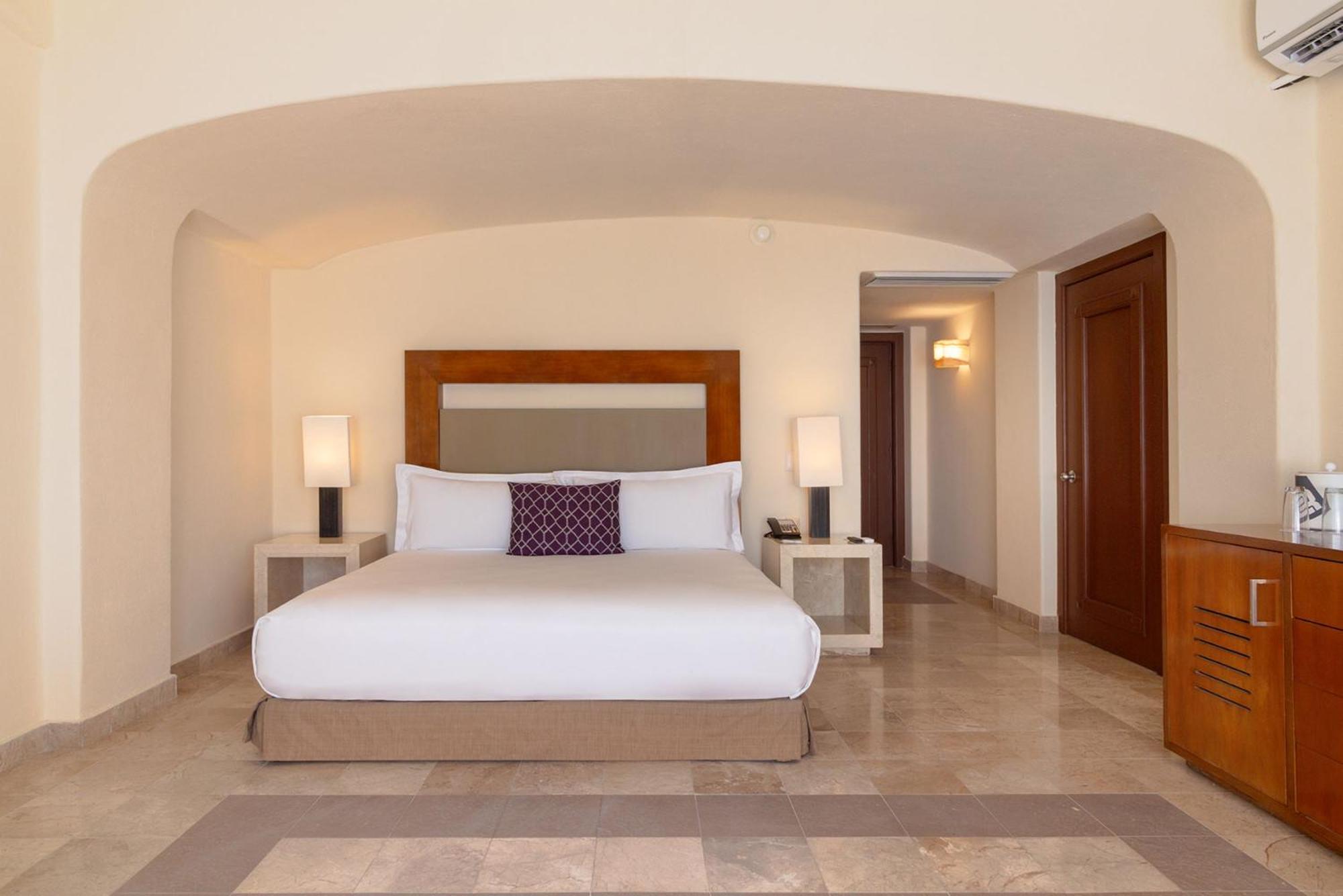 Camino Real Acapulco Diamante Exterior foto A bedroom at the hotel