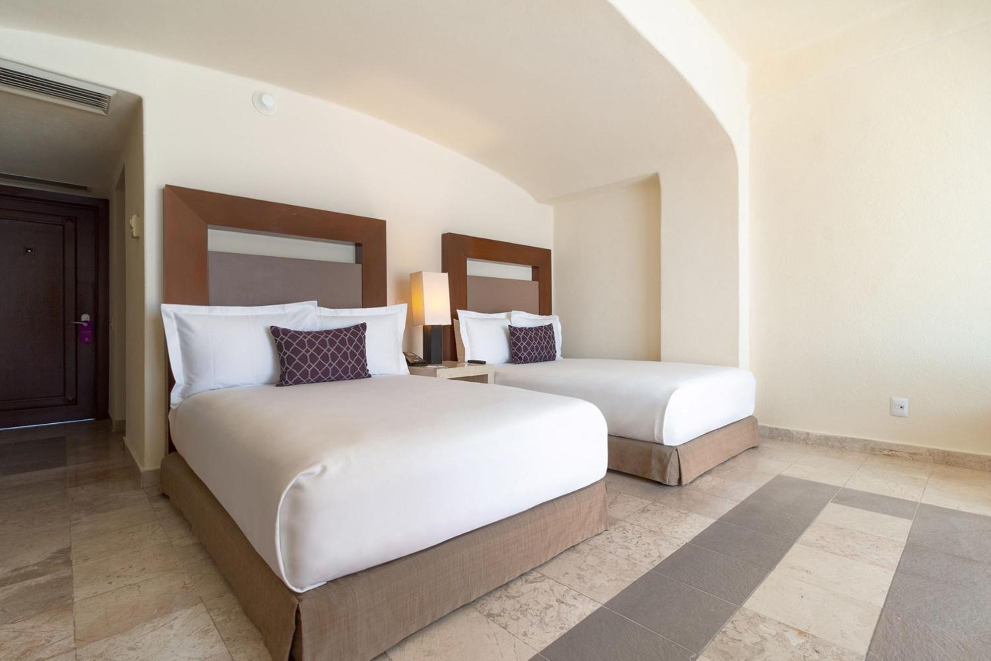 Camino Real Acapulco Diamante Exterior foto A guest room at the hotel