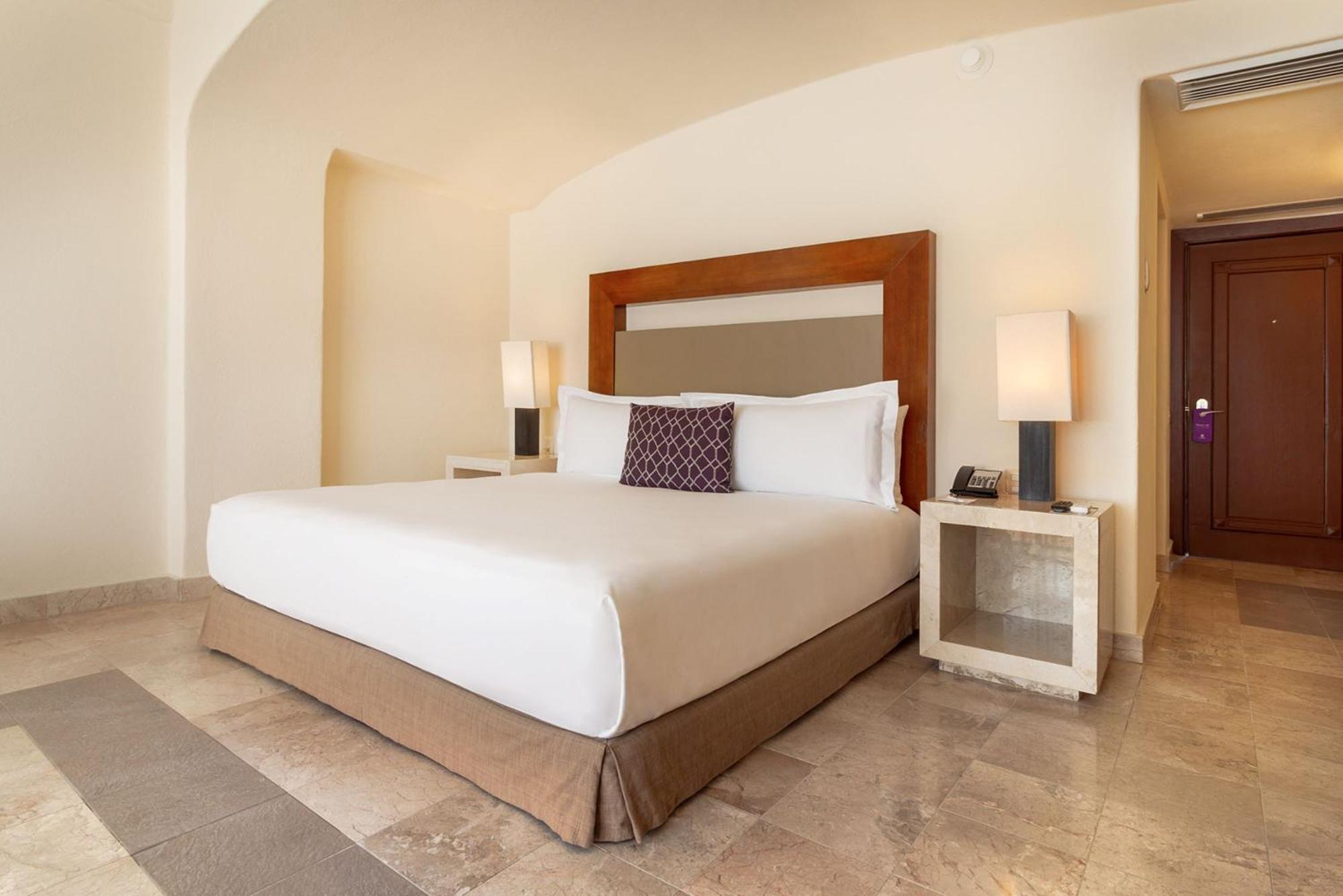 Camino Real Acapulco Diamante Exterior foto A bedroom at the Four Seasons Hotel