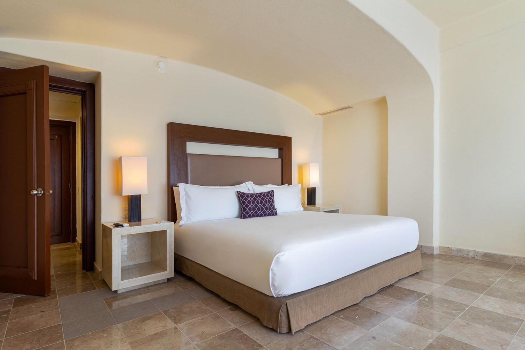 Camino Real Acapulco Diamante Exterior foto A bedroom at the Four Seasons Hotel