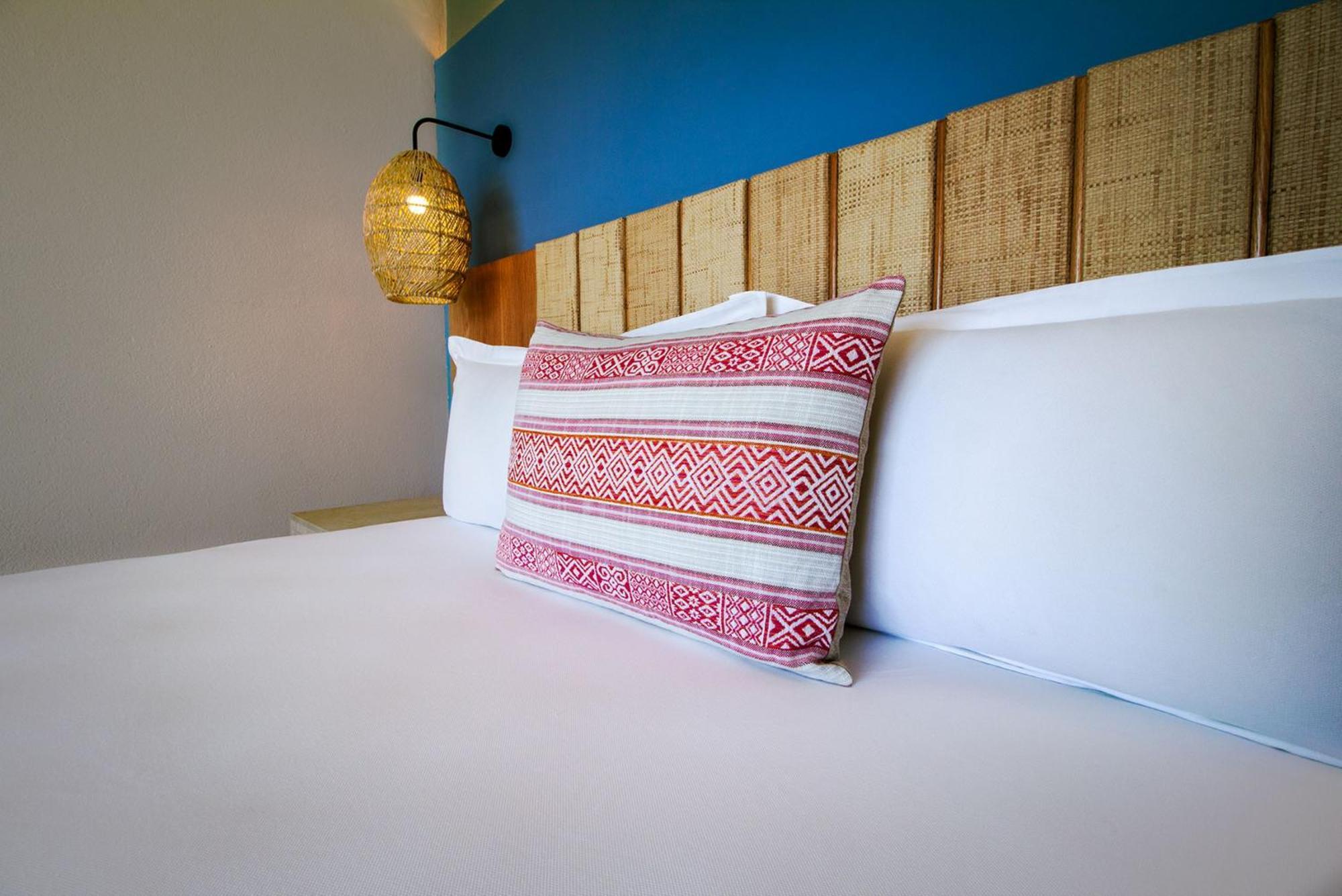 Camino Real Acapulco Diamante Exterior foto A throw pillow
